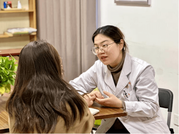 院网站-春风送暖庆三八  健康护航绽芳华——市妇幼保健院走进大通区政府开展健康讲座和义诊活动668