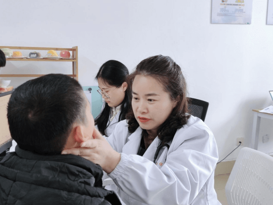 “百城千院万家妇幼健康服务行动-淮南站”儿童生长发育义诊活动在市妇幼保健院举行421