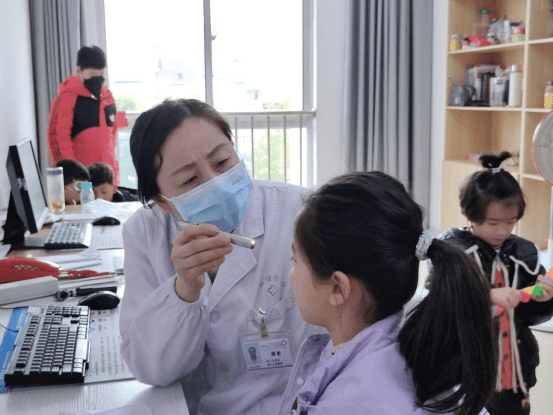 “百城千院万家妇幼健康服务行动-淮南站”儿童生长发育义诊活动在市妇幼保健院举行659