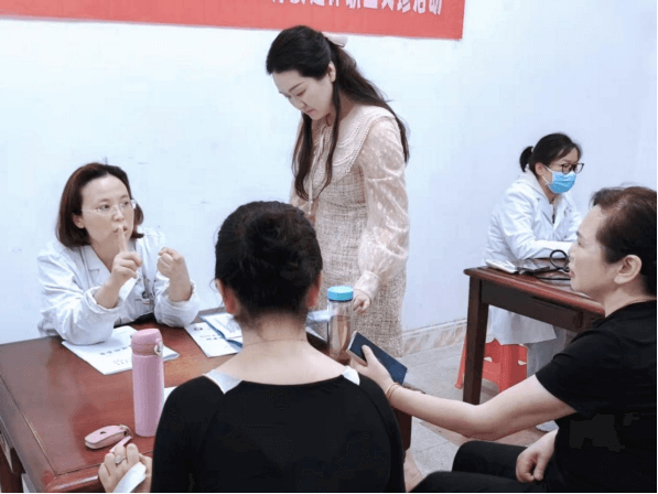 “关爱银龄健康，医路温暖同行”——市妇幼保健院携手平电离退休办开展退休职工义诊活动144