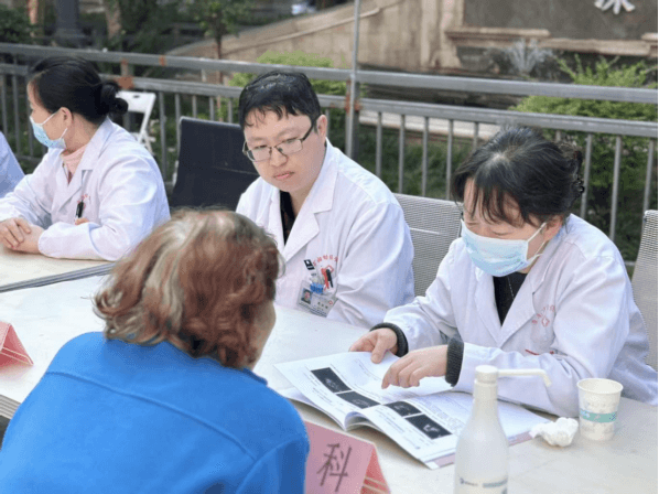 院网站-便民义诊进社区 健康服务零距离——淮南市妇幼保健院走进中央美域小区开展义诊活动766