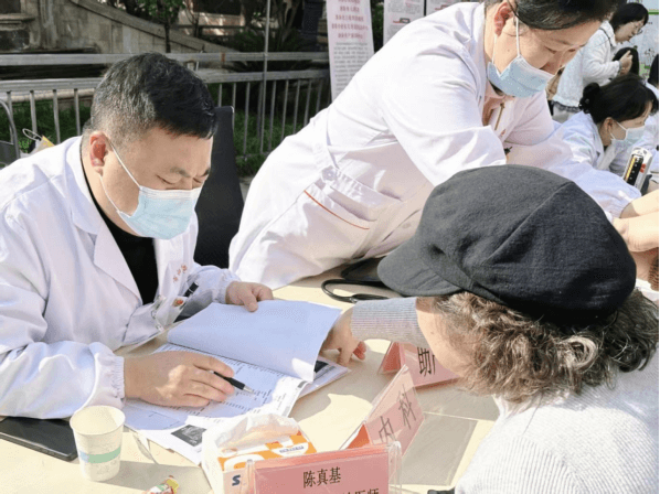 院网站-便民义诊进社区 健康服务零距离——淮南市妇幼保健院走进中央美域小区开展义诊活动770